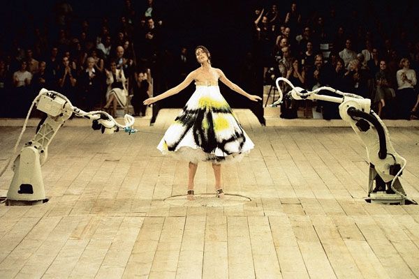 3._Spray_painted_dress_No._13_SS_1999_Model_-_Shalom_Harlow_represented_by_dna_model_management_New_York_Image_-_Catwalking
